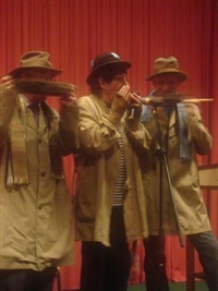 De monharmonica act met links wethouder Hoogerbrugge en rechts Gerard Jimmink